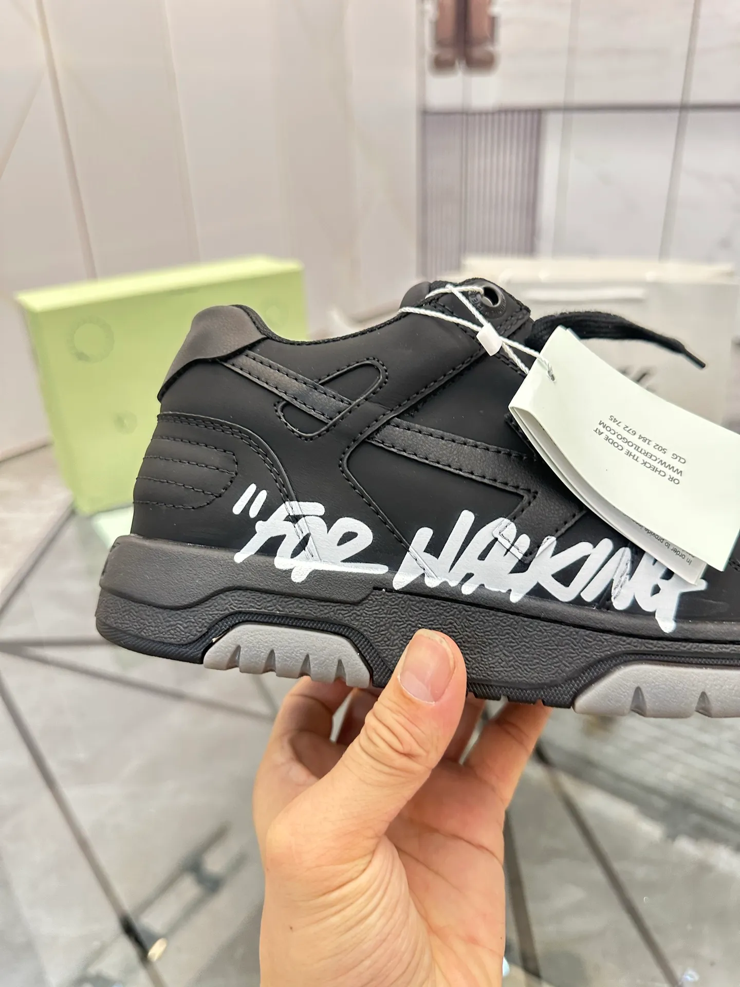 Selling men's shoes 💰: 💰P600¥ High-end top quality (leather buckle plus 10) Product trademark: OFF WHITE * "OFF WHITE*" low-top casual shoes Regular size: 35-45 (can be customized to 46) Couple style Product material: imported first-layer cowhide leather upper, breathable lining, original outsole. No.: H203